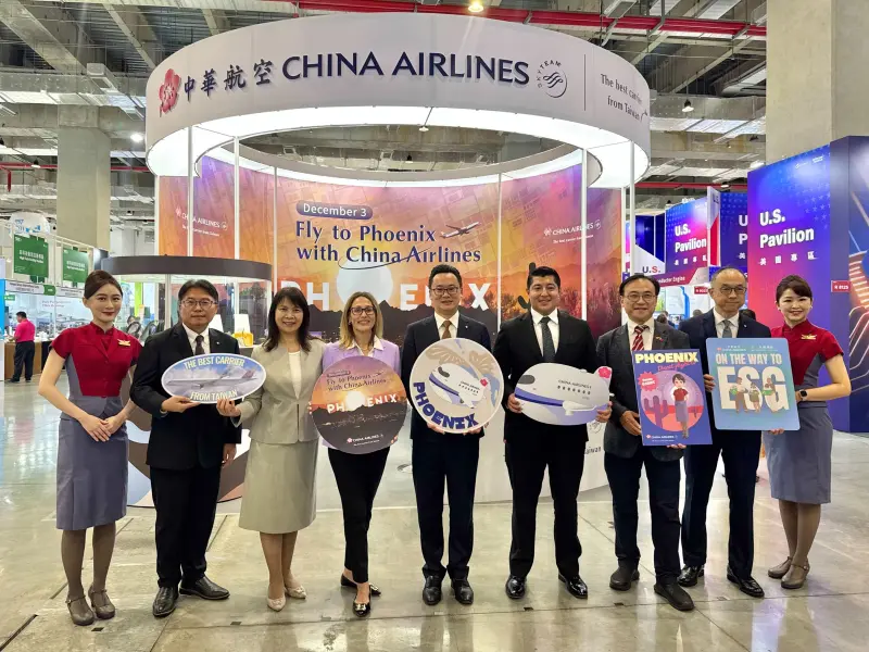 ▲中華航空今（10）日參加SEMICON Taiwan 國際半導體展，美國亞利桑那州商務局總裁 Sandra Waston （左四）、副總裁Fernando Garcia（右四）、亞利桑那州駐台辦事處處長徐竹先（右三）蒞臨華航攤位，與華航總經理陳漢銘（中）、資深副總經理彭寶珠（左三）、客運處處長呂若阜（左二）、台灣地區處長馮震宇（右二）合影留念。（圖／華航提供）