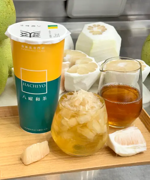 ▲八曜和茶「柚粒柚粒」新品，「柚太帥（淺焙烏龍307）」、「柚迷人（茉妃505）」開喝。（圖／八曜和茶提供）