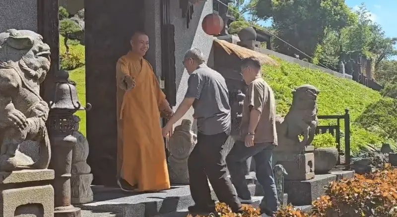 ▲民眾黨前黨主席柯文哲今（10日）早前往桃園蘆竹的「宏願大千世界」拜訪本藏法師，並首度祭拜亡父柯承發的牌位。（圖／翻攝畫面）