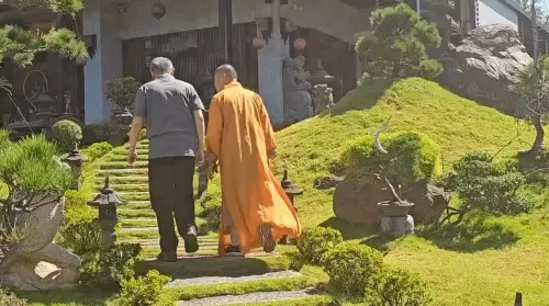 ▲民眾黨前黨主席柯文哲前往桃園蘆竹的「宏願大千世界」，到父親柯承發牌位上香。（圖／翻攝畫面）