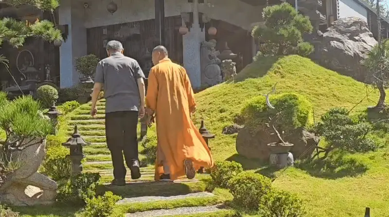    ▲民眾黨前黨主席柯文哲前往桃園蘆竹的「宏願大千世界」，到父親柯承發牌位上香。（圖／翻攝畫面）  