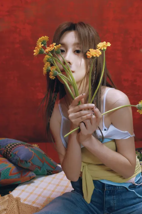 ▲白安（如圖）喜歡席地而坐，觀察城市裡的景象和人群。（圖／相信音樂提供）