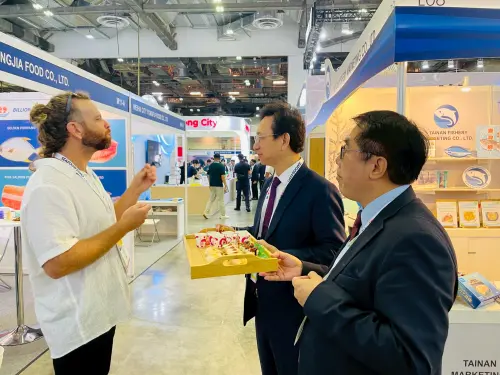 ▲ 黃偉哲化身最佳推銷員邀請看展民眾試吃。 （圖／南市府提供）