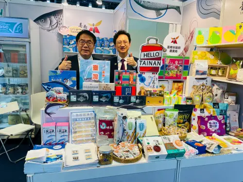 ▲駐新加坡大使童振源（右）到臺南攤位爲黃偉哲助陣。（圖／南市府提供）