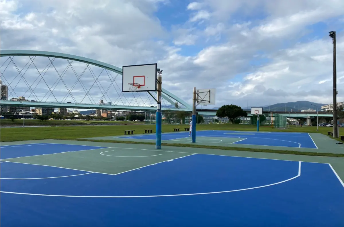 ▲7歲男童跟爸爸在彩虹河濱公園打籃球，玩球時不小心讓它滾到旁邊，當時有一名帶著三個小孩來場邊跳繩的媽媽剛好踩到籃球，因此摔倒骨折，法院判賠15萬元。（圖／翻攝台北市體育局網站）