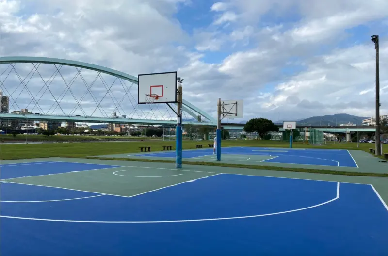 ▲7歲男童跟爸爸在彩虹河濱公園打籃球，玩球時不小心讓它滾到旁邊，當時有一名帶著三個小孩來場邊跳繩的媽媽剛好踩到籃球，因此摔倒骨折，法院判賠15萬元。（圖／翻攝台北市體育局網站）