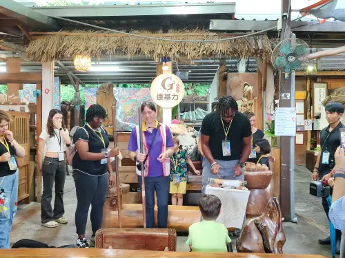 Foreign friends play Truku instruments. (By Nioo Ki-gan, TCN)