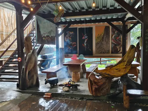 Truku three-stone stove smokes at Dajili Tribal House. (By Nioo Ki-gan, TCN)