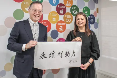 ▲簡又新大使親筆題字，盼與阿瘦攜手帶來永續行動力。（圖／NOWnews攝）