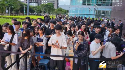 ▲宋雨琦的粉絲為賭偶像風采，許多人昨晚10點就到現場排隊。（圖／記者吳翊緁攝）