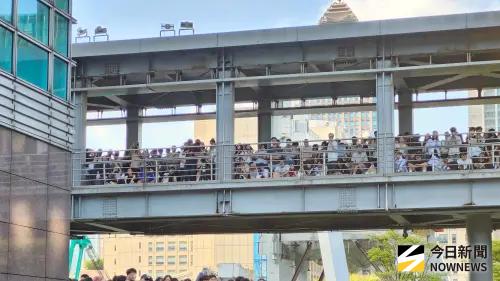 ▲宋雨琦驚喜來台，現場吸引超過千名粉絲，就連天橋上都擠滿人。（圖／記者吳翊緁攝）