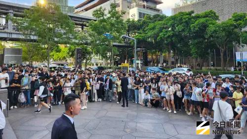 ▲宋雨琦人氣爆棚，不少粉絲不畏大熱天前往台北101松智廣場排隊。（圖／記者吳翊緁攝）