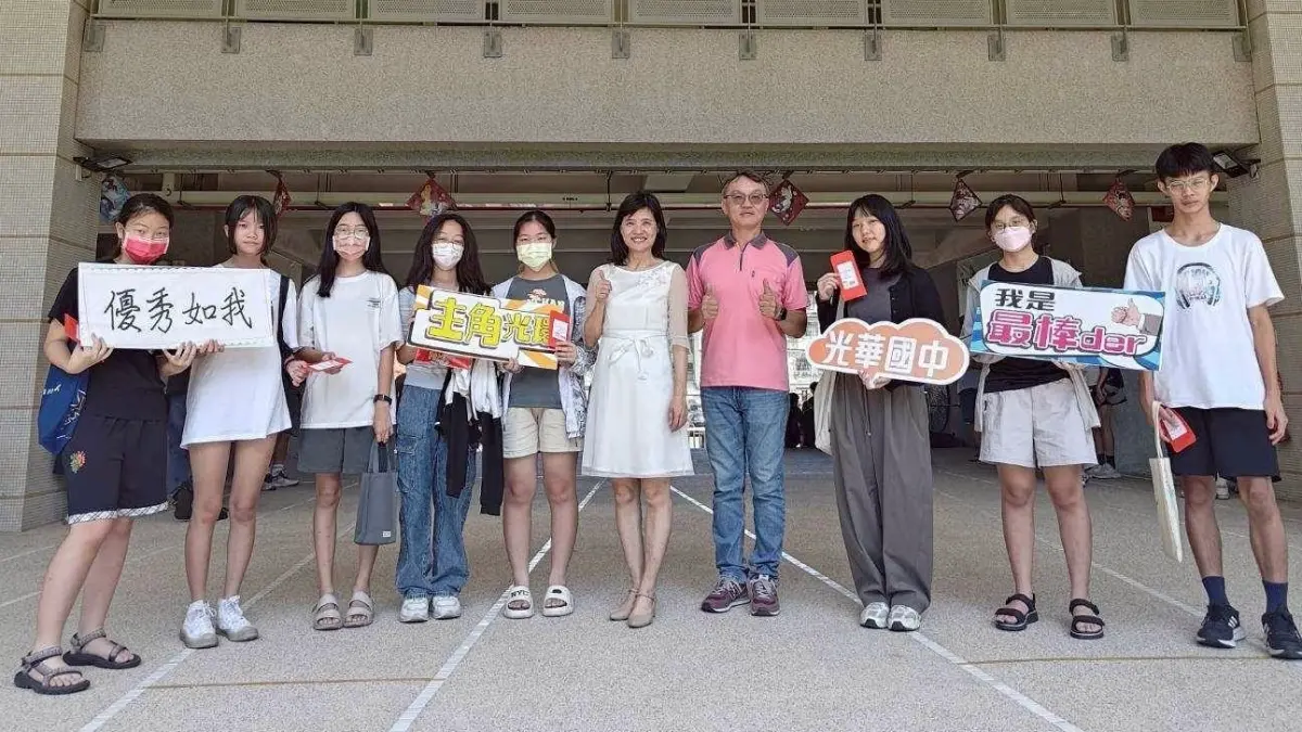 ▲光華國中校長王小芬（右五）頒獎給初選入圍的同學。（圖／光華國中提供）