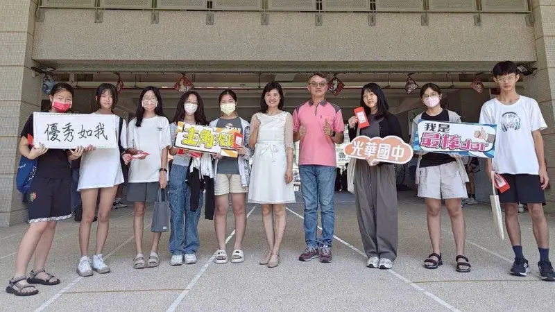 ▲光華國中校長王小芬（右五）頒獎給初選入圍的同學。（圖／光華國中提供）