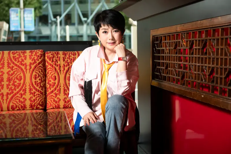 ▲65歲歌手周思潔保養得宜，9月演唱會將會有2首蔡依林唱跳歌曲，她表示該露的都會露，算是回饋社會。（圖／大大娛樂提供）