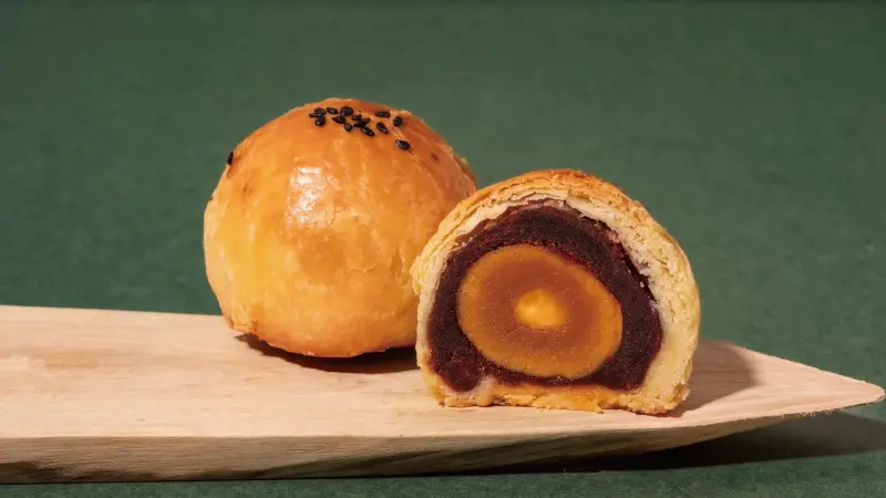 ▲月餅、鳳梨酥搶翻天，彰化不二坊公告「中秋節電話訂單已滿」，並表示9月14日(日)～10月2日(四)門市「暫停販售」。最後購買蛋黃酥的機會還有「10月3日(五)～10月6(一)開放門市販售」。林記糕餅舖行事曆也曝光。（圖／翻攝自林記糕餅舖FB）