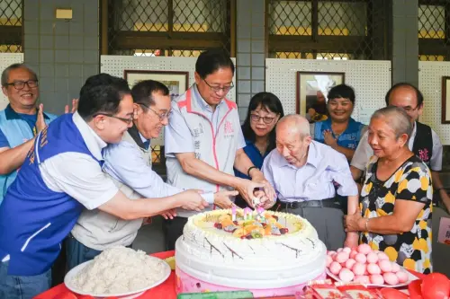 ▲桃園市長張善政（右4）2024年重陽節，到八德區拜訪當年103歲的陳克湘爺爺，一同切蛋糕慶祝。（圖／桃園市政府資料照）