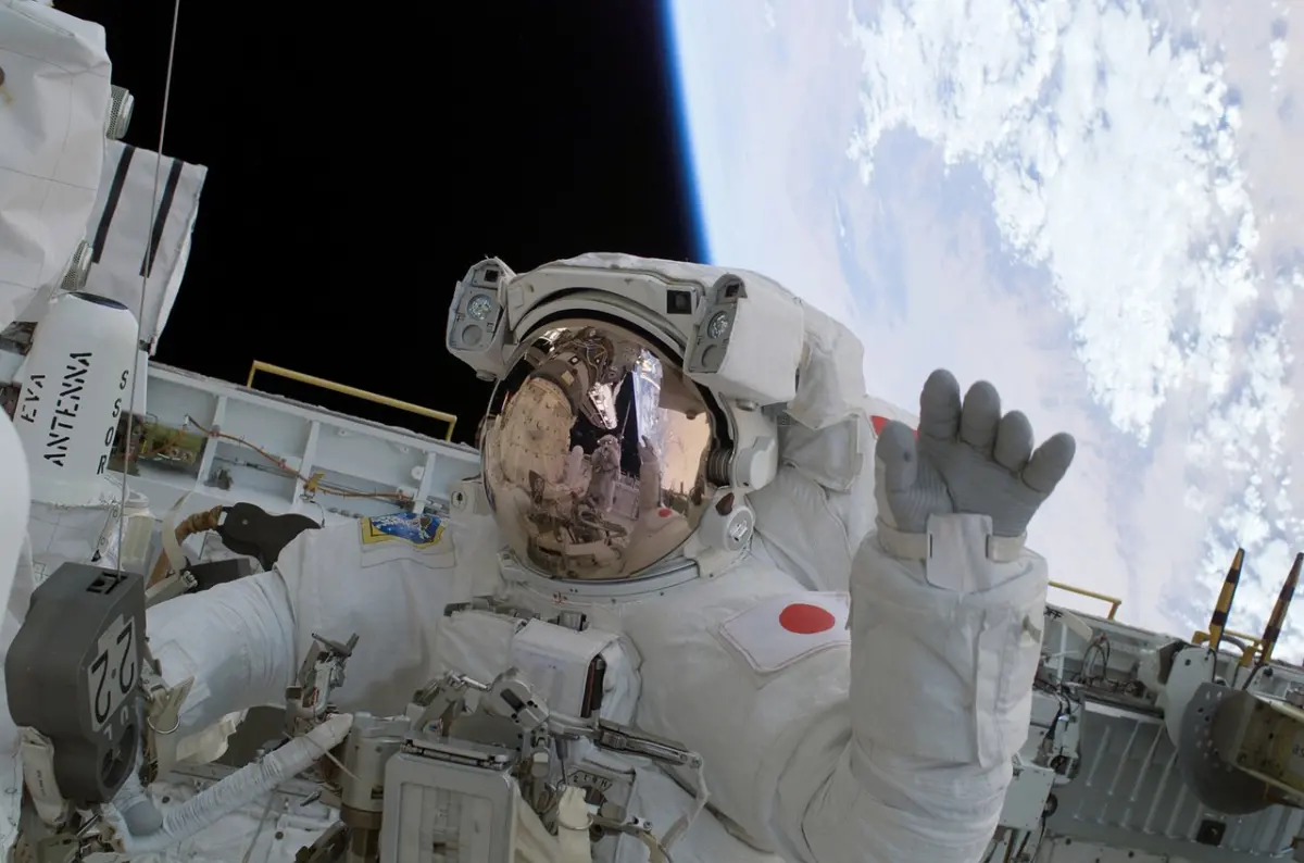 暈船暈到外太空！日本嬤竟信「太空人男友缺氧」 掏百萬日圓救人