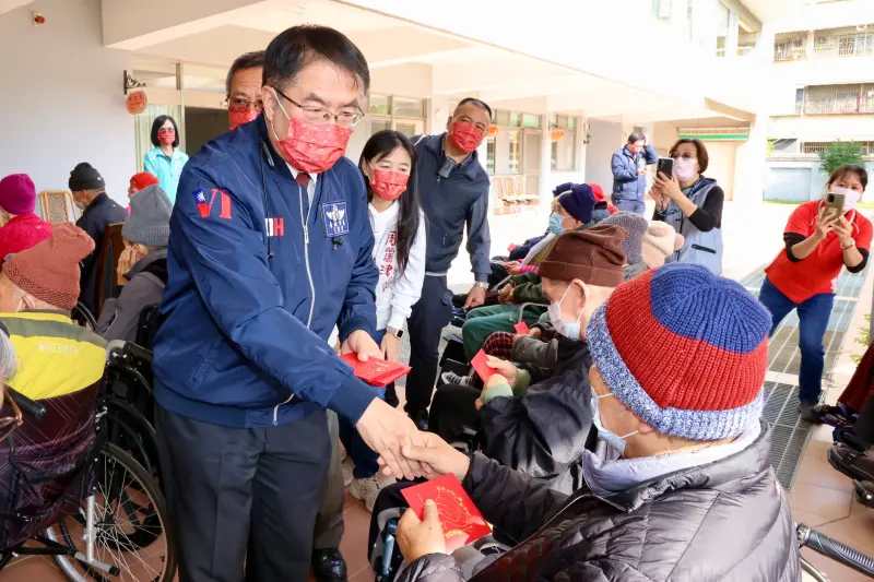 ▲台南市府發送重陽節敬老禮金，百歲人瑞發1萬元及禮品1份。（圖／台南市政府資料照）