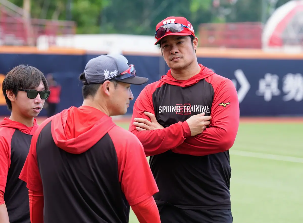 ▲林智勝（右）展開教練生涯的第一天，主要先協助年輕球員成長，葉君璋也透露林智勝直到本季結束前，都會先隨隊一軍。（圖／味全龍提供）