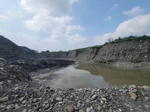 美濃大峽谷盜採砂石市府不知情？謝龍介揪現在卡車有貓膩
