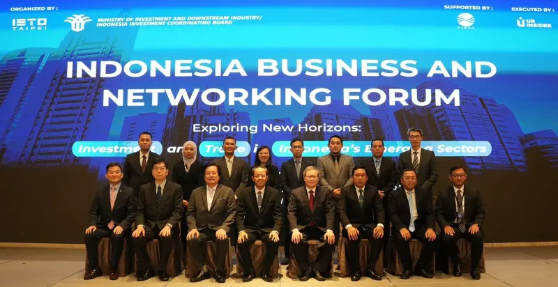    ▲中國信託銀行深耕印尼，駐台北印尼經濟貿易代表處代表Mr.Arif Sulistiyo（前排左四）及中國信託銀行印尼子行董事長詹庭禎（前排右四）出席「2025印尼商業論壇暨洽談交流會」，促進軀灣與友好國家之間經貿交流與合作。（圖／主辦單位提供）  