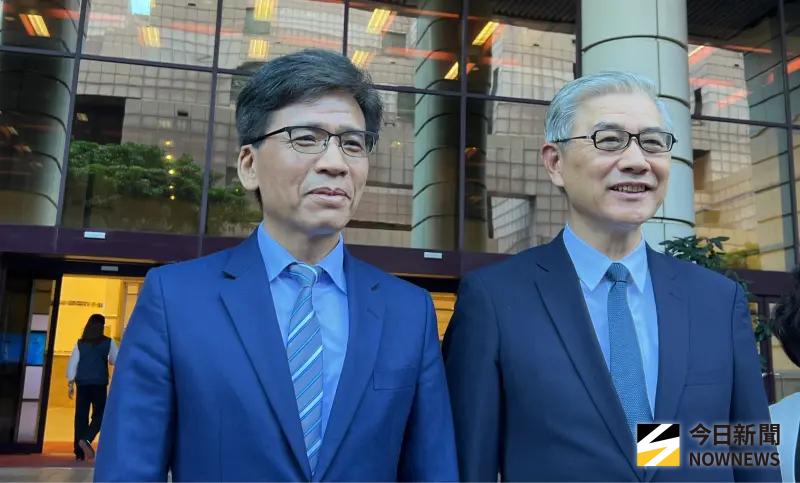    ▲前金管會主委、現任中央存款保險公司董事長黃天牧（右）與現任金管會主委彭金隆會後合影。（圖／記者顏真真攝）  