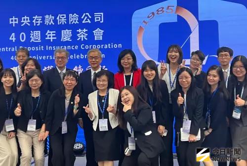▲中央存款保險公司董事長黃天牧（後右六）與總經理鄭明慧（前左四）會後與在同仁合影。（圖／記者顏真真攝）