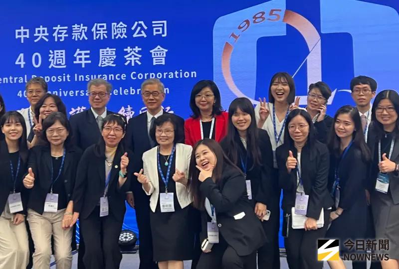    ▲中央存款保險公司董事長黃天牧（後右六）與總經理鄭明慧（前左四）會後與在同仁合影。（圖／記者顏真真攝）  