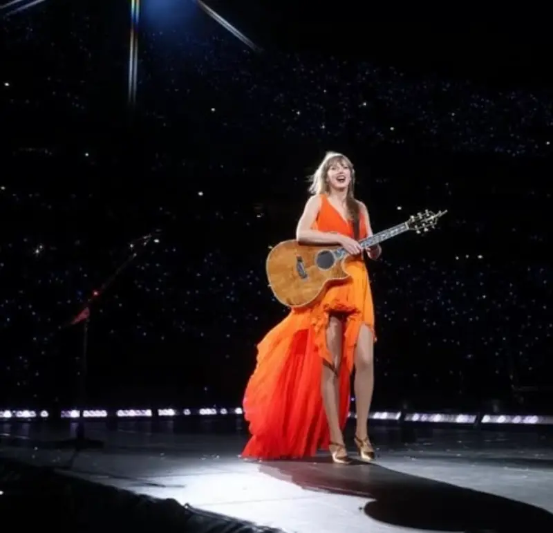    ▲泰勒絲過去在演唱會時常以橘色系做為穿搭。（圖／泰勒絲IG)  