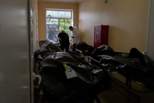 ▲烏克蘭東部頓內茨克亞羅瓦村（Yarova），9日多名平民在排隊領取養老金時，遭俄羅斯空襲，至少造成24人死亡、19人受傷。大量遺體被堆放在室內。（圖／美聯社／達志影像）