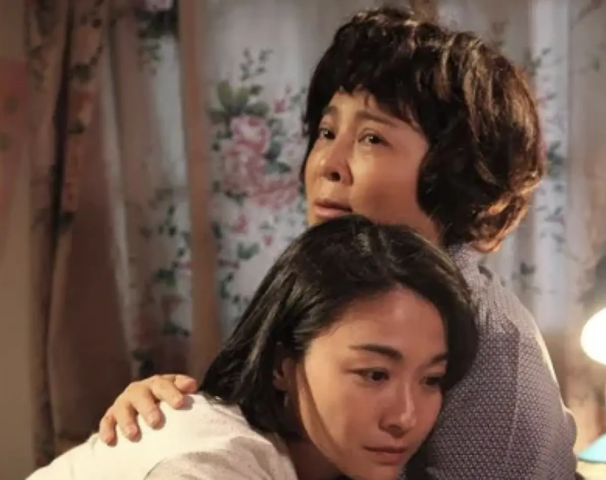 ▲王彩樺（後）與江祖平（前）曾在《大時代》扮演養母與養女，王彩樺表示彼此多年沒私下聯絡，但透過新聞得知她控訴前男友龔益霆性侵，表示很心疼她，希望她能夠堅強、可以好起來，自己就默默關心，不打擾。（圖／民視提供）