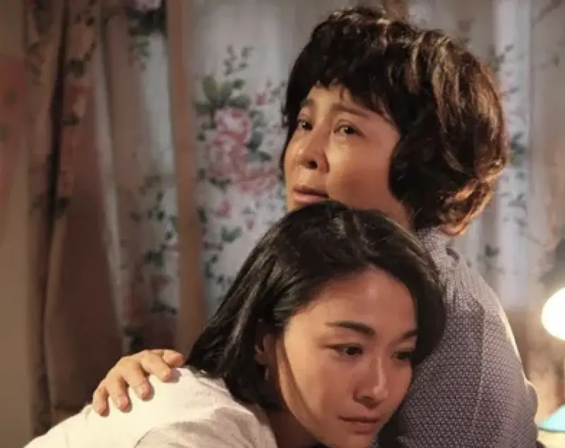 ▲王彩樺（後）與江祖平（前）曾在《大時代》扮演養母與養女，王彩樺表示彼此多年沒私下聯絡，但透過新聞得知她控訴前男友龔益霆性侵，表示很心疼她，希望她能夠堅強、可以好起來，自己就默默關心，不打擾。（圖／民視提供）