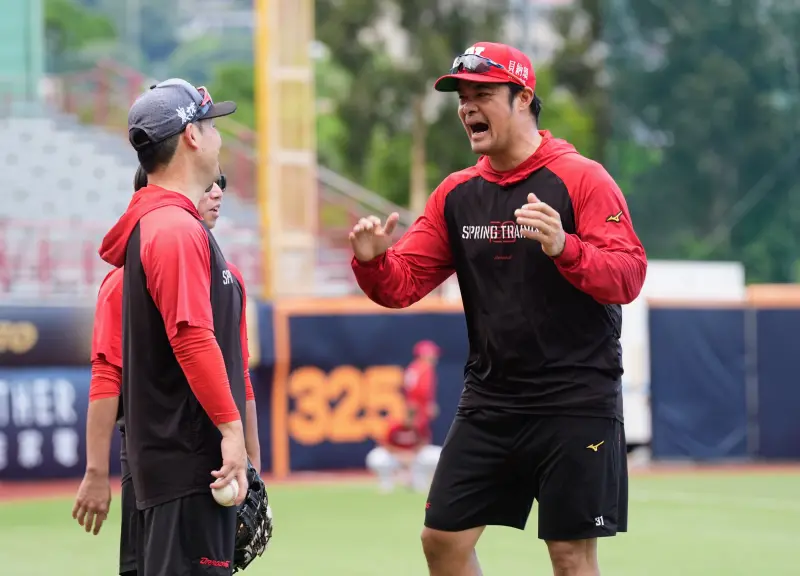 ▲林智勝（右）今（10）日賽前跟富邦悍將總教練陳金鋒有諸多互動，笑說他理解陳大哥的「鋒式幽默」，「如果他不這樣講話，那就不是陳大哥了。」（圖／味全龍提供）