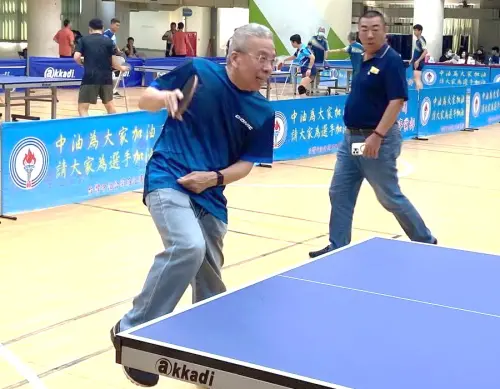 ▲台灣中油公司石化事業部舉辦中油睦鄰盃桌球邀請賽，由石化事業部執行長黃三泰(左)進行開球。(圖／中油石化事業部提供)