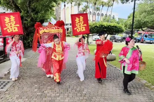 ▲觀旅局特別安排台灣傳統嫁娶戲碼「素蘭要出嫁」，結合日本曲目元素浪漫開場，喜氣洋洋。（圖／市府提供）