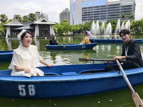 ▲台中公園區內日月湖小船出租，曾伴隨許多人戀愛時期的甜蜜記憶，（圖／觀旅局提供）