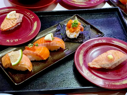 ▲左起：「檸檬胡椒炙燒生鮭魚」40元、「青森縣產鱒鮭拼盤」180元、「炙燒奶油生鮭魚」40元。（圖／記者蕭涵云攝）