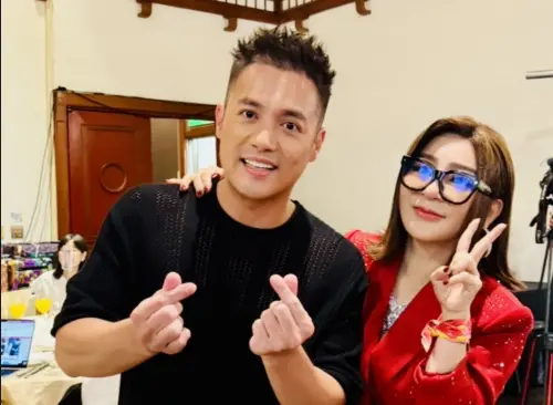 ▲王彩樺（右）與范逸臣（左）在台北電影人扶輪社創社活動上喜相逢。（圖／台北電影人扶輪社提供）