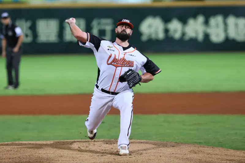 ▲統一獅新洋投獅帝芬中職一軍初登板，過程中伸卡球與曲球2個球種意外引發主審的好球帶爭議，獅帝芬本人在場上不滿大罵，一度站在原地傻眼。（圖／統一獅提供）