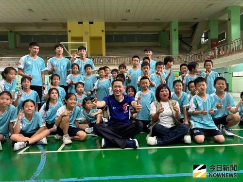 ▲運彩公會理事長何昱奇送球到大勇國小，大受小朋友歡迎，大喊「謝謝何哥哥」，年紀小一截，讓何昱奇樂翻了。（圖／記者金武鳳攝，2025.9.10)