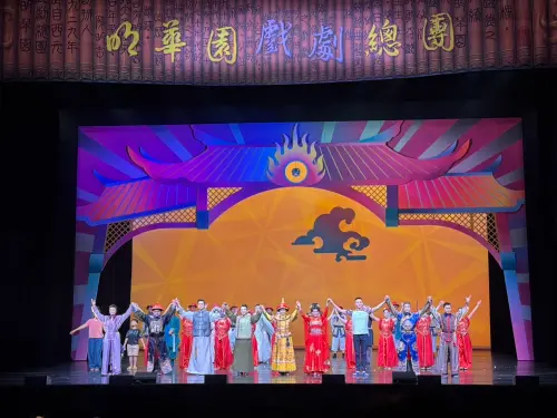 ▲聖揚機構6日邀請住戶親友前往臺中國家歌劇院觀賞明華園創新年度大戲。（圖／聖揚提供）