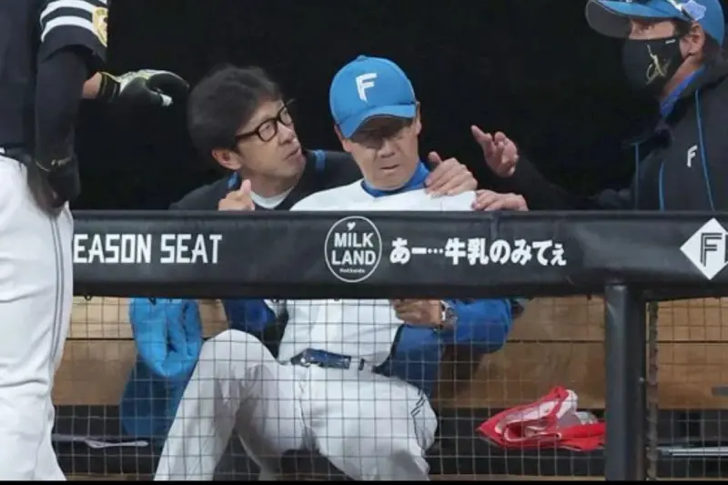 ▲日本職棒北海道日本火腿鬥士隊9日對上福岡軟銀鷹的比賽中發生驚險意外，折斷的球棒意外飛進休息區，直接擊中一軍打擊教練八木裕的頭部。（圖／翻攝自X）