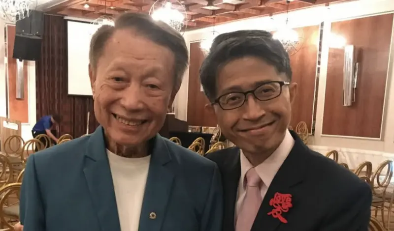 ▲林義雄（左）今（10）日由家人證實死訊，享耆壽90歲，對此大愛電視主持人報喜哥（右）曬出兩人合照，哀悼兩人最後一次見面是2年前，更感嘆對方演什麼像什麼，願對方安息。（圖／報喜哥 IG baosige）