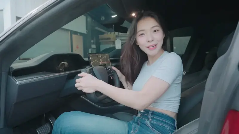 ▲李多慧萌生在台灣買車的念頭，日前到山G哥朋友的二手車店賞車。（圖／YT@李多慧）