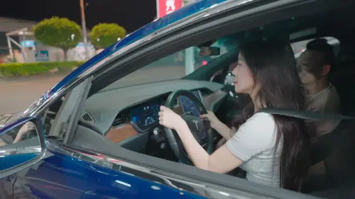 ▲李多慧沒有找到符合50萬預算的車型，但老闆還是借出一台藍色特斯拉Model Y 給多慧開兩個禮拜。（圖／YT@李多慧）