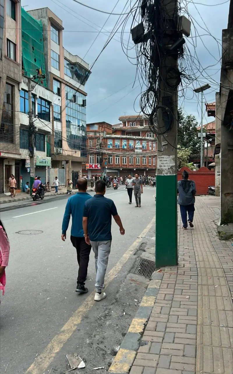    ▲尼泊爾首都加德滿都爆發暴力抗議活動，民眾走在街上都能看到抗議行動的殘跡。（圖／讀者提供）  