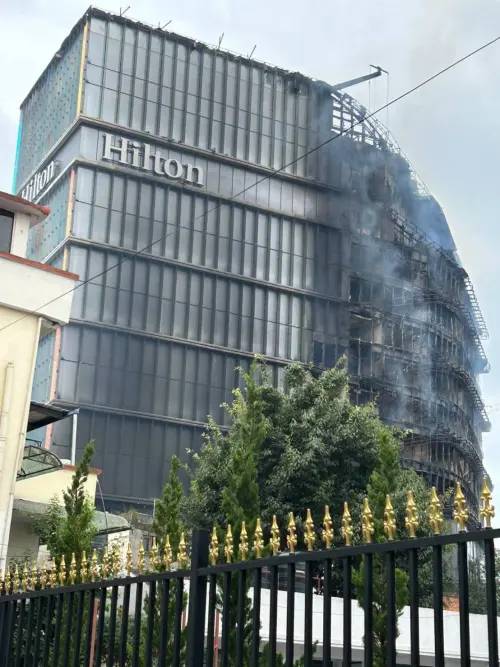 尼泊爾部長遭脫衣爆打「內褲遊街」希爾頓酒店半棟被燒毀
