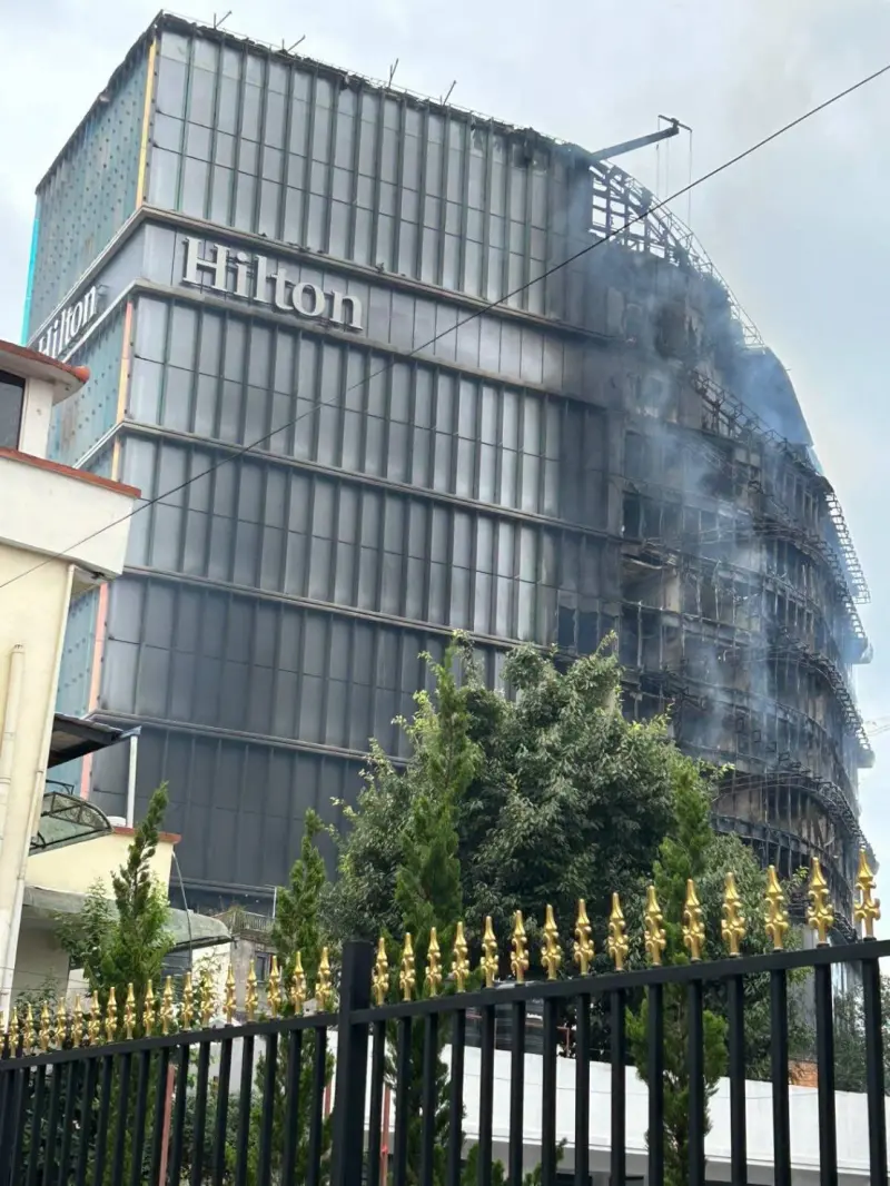 ▲尼泊爾首都加德滿都爆發暴力抗議活動，一棟五星級的希爾頓酒店也遭抗議者縱火焚毀。（圖／讀者提供）