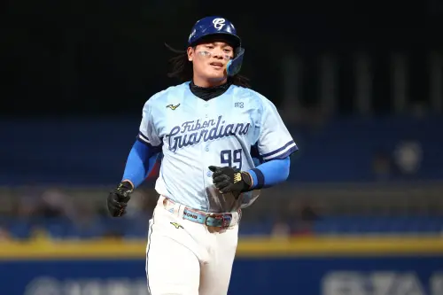 ▲富邦悍將大聯盟級主砲張育成，第六局面對徐若熙敲出兩分砲，率隊逆轉比分，在這場頂尖對決中佔得上風。（圖／富邦悍將提供）